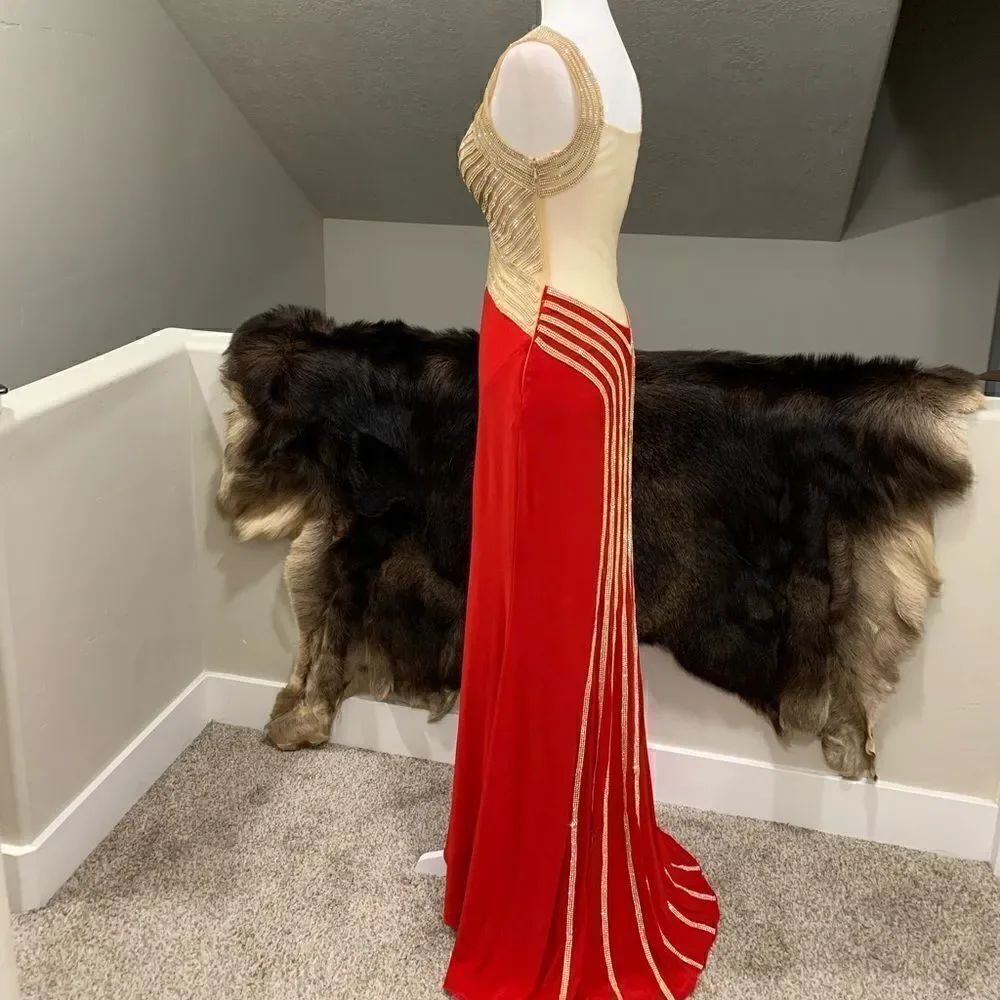 Gorgeous and Stunning Gown with Sparkling Rhinestone Contoured Pattern - Picture 5 of 16